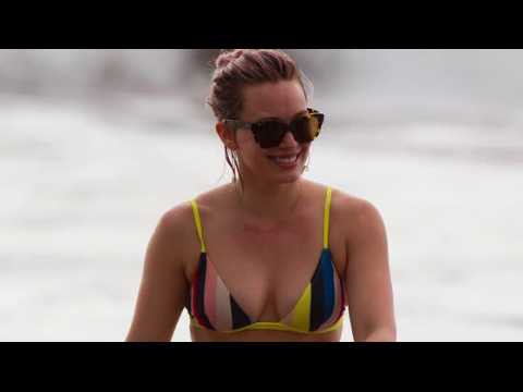 VIDEO : Newly Divorced Hilary Duff Shows Off Bikini Bod in Hawaii