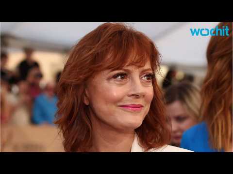 VIDEO : Susan Sarandon Posts Bra Pic in Respons to Piers Morgan's Cleavage Attack