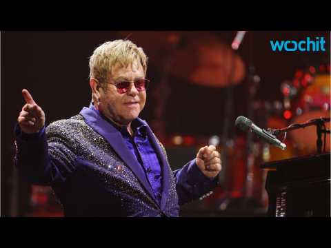 VIDEO : Commuters Get Surprise Performance From Elton John