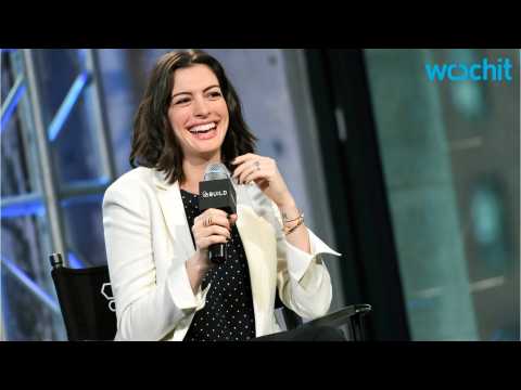 VIDEO : Pregnant Anne Hathaway Debuts New Blonde Hairstyle