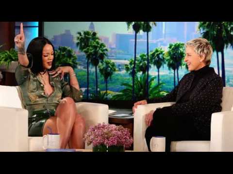 VIDEO : Rihanna dévoile sa nouvelle coupe au carré