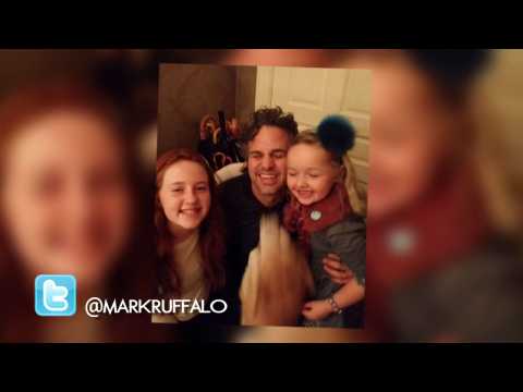 VIDEO : Mark Ruffalo rewards fans who found his wallet and phone with $100