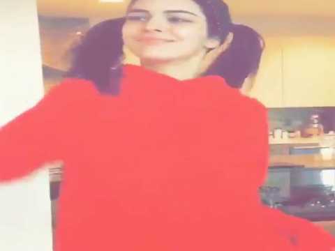 VIDEO : Exclu Vidéo : Kendall Jenner : Avec ses couettes et son grand pull rouge, elle met de l?ambi