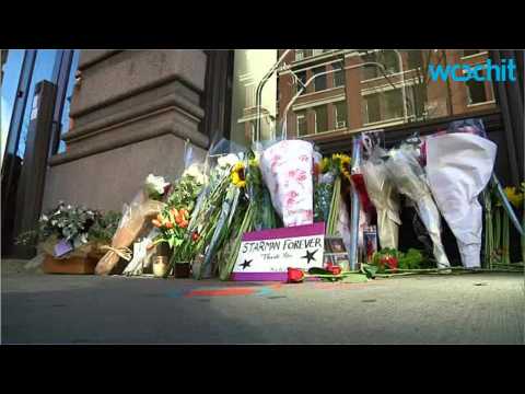 VIDEO : New Yorkers Honor David Bowie With 'David Bowery' Street Sign