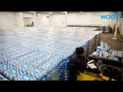 VIDEO : Diddy and Mark Wahlberg Donate 1 Million Bottles of Water to Flint