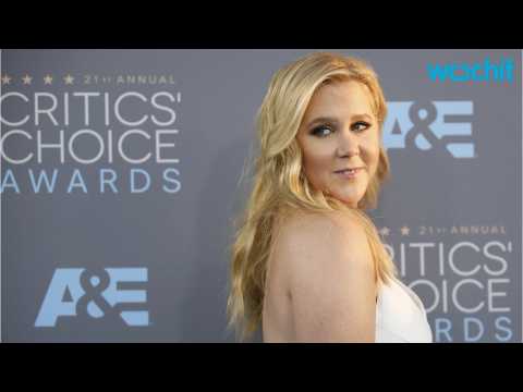 VIDEO : Amy Schumer Thanks Trophy For Covering Her Own Tummy