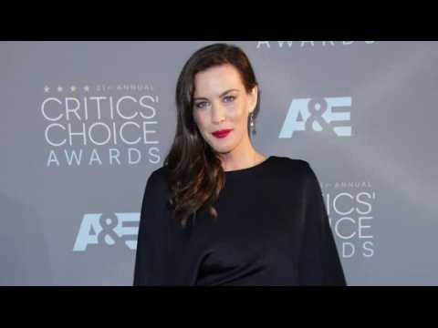 VIDEO : Liv Tyler Shows Off Baby Pump At Critics Choice Awards