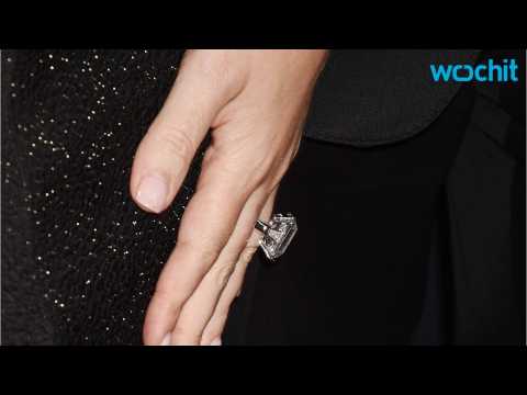 VIDEO : Mariah Carey's 35-Carat Engagement Steals the Spotlight at Concert