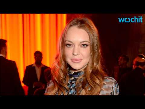 VIDEO : Was Lindsay Lohan Wearing An Engagement Ring Last Night?