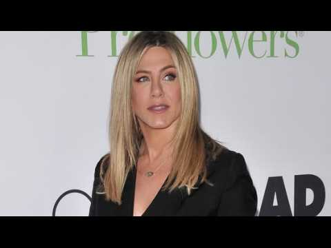 VIDEO : Jennifer Aniston Gets Booed For Being Late To Premiere