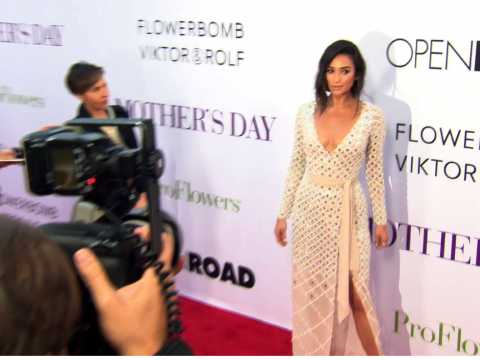 VIDEO : Exclu vido : Shay Mitchelle rayonnante sur le red carpet pour le film Mothers Day !