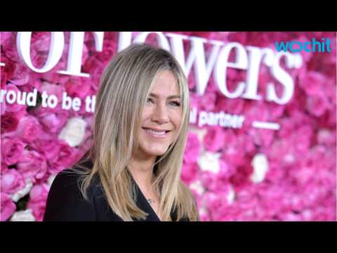 VIDEO : Julia Roberts, Jennifer Aniston & Shay Mitchell Stunned On 'Mother's Day' Red Carpet