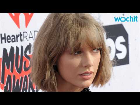 VIDEO : Taylor Swift Posts Favorite Cookie Recipe