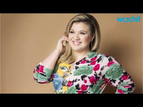 VIDEO : Kelly Clarkson Gives Birth To a Son