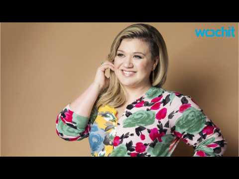 VIDEO : Kelly Clarkson Announces Birth Of Baby Boy