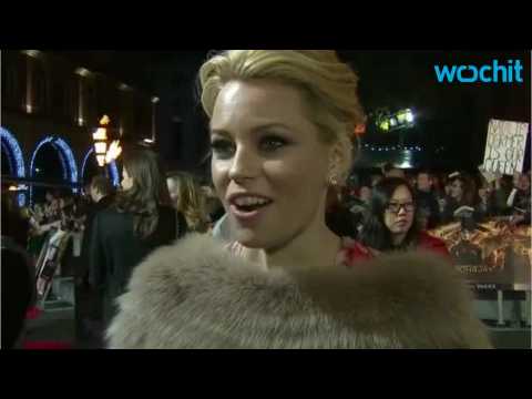 VIDEO : Elizabeth Banks Vamps It Up Green Style for 