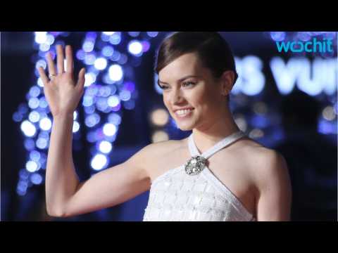 VIDEO : Daisy Ridley Practices Her Jedi Skills for Star Wars: Episode VIII