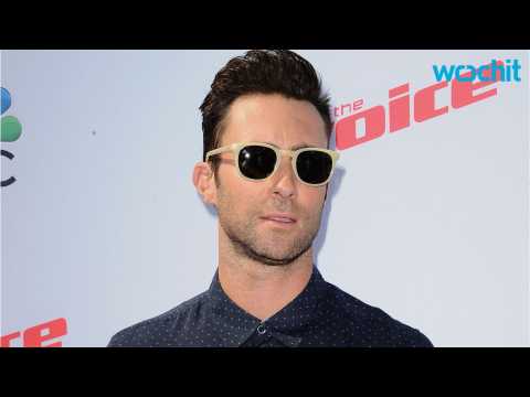 VIDEO : Guess What Trick Adam Levine Has Under His Sleeve?
