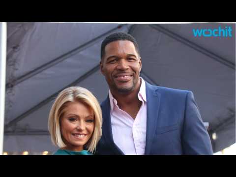 VIDEO : Kelly Ripa returns, downplays drama