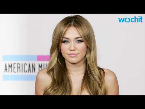 VIDEO : Miley Cyrus Gushes over New Season of The Voice