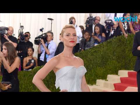 VIDEO : Claire Danes Turns Heads at 2016 Met Gala