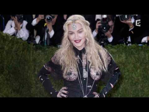VIDEO : La tenue improbable de Madonna - ZAPPING PEOPLE DU 04/05/2016