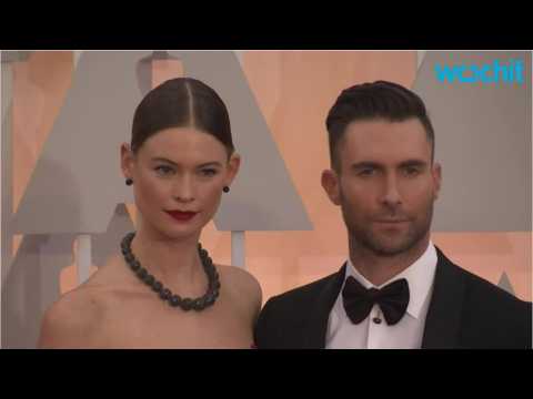 VIDEO : Adam Levine and Behati Prinsloo show off their baby bumps