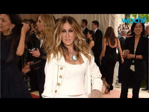 VIDEO : Sarah Jessica Parker Fiercely Defends Her Met Gala Outfit