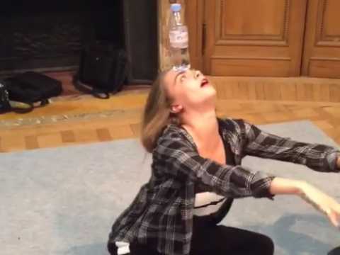 VIDEO : Cara Delevingne : Elle a de la bouteille !