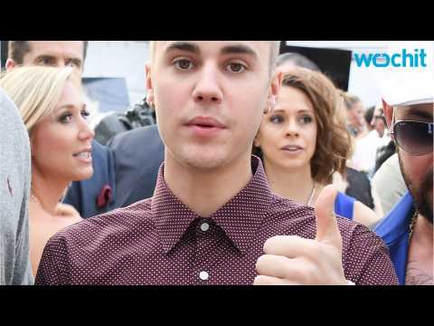 VIDEO : Justin Bieber Stops by His New York Pop-Up Shop