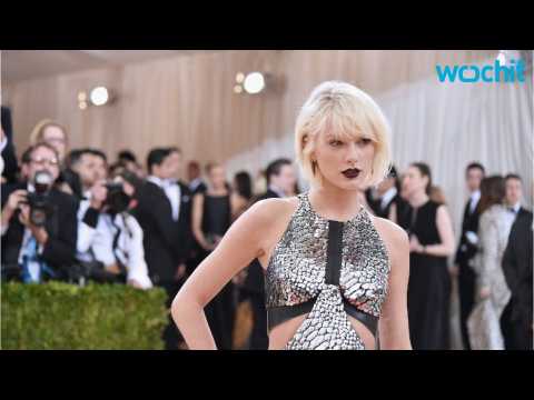 VIDEO : Taylor Swift is The Top Money-Maker of 2015