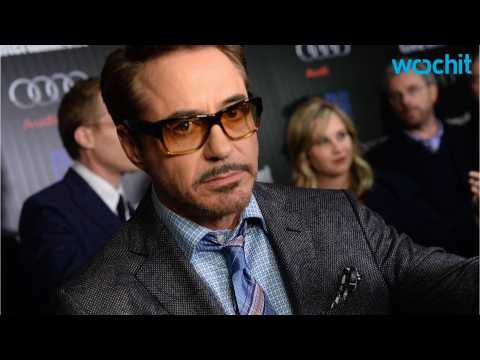 VIDEO : Robert Downey Jr. Beats A Captain America Pinata