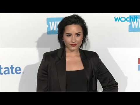 VIDEO : Demi Lovato's Vulnerable Tweets Are Inspiring