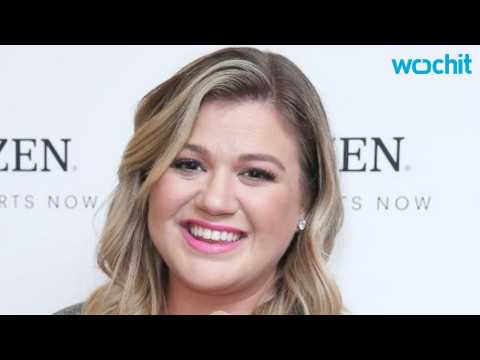 VIDEO : Kelly Clarkson Is Blown Away After Seeing Chrissy Teig in a Crop Top