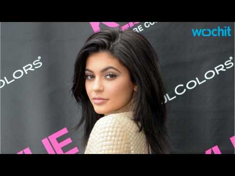 VIDEO : Kylie Jenner Says the Late Robert Kardashian ''Definitely Talks'' to Her