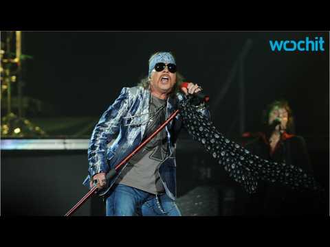 VIDEO : Axl Rose Endures Injury To Tour With AC/DC