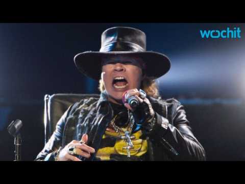 VIDEO : Fans Embrace Axl Rose at First AC/DC Show