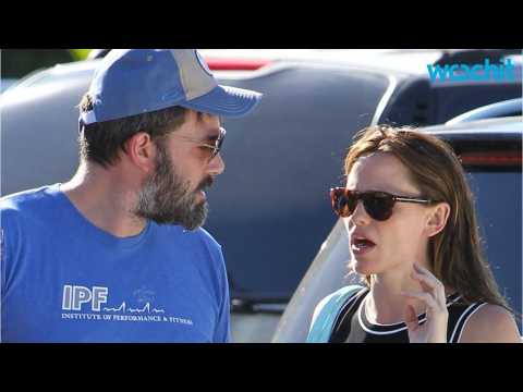 VIDEO : Divorced Jennifer Garner And Ben Affleck Spotted With Kids In Paris