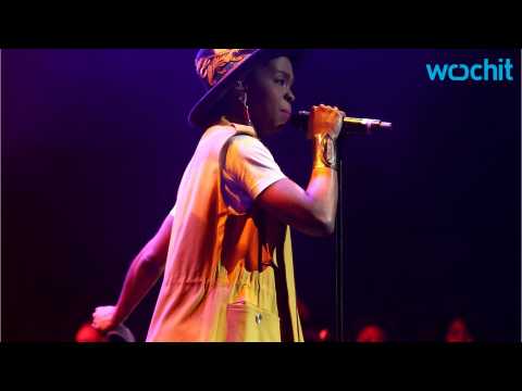VIDEO : Lauryn Hill Only Sings 40 Minutes After 2 Hours Late To Concert