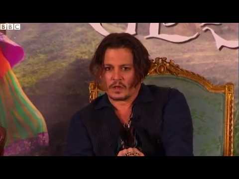 VIDEO : Johnny Depp se moque de ses excuses envers l'Australie