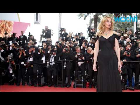 VIDEO : Julia Roberts Bucks Cannes' Dress Code, Walks on Red Carpet Barefoot