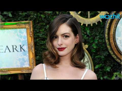 VIDEO : Anne Hathaway Turns Heads At Alice Through The Looking Glass