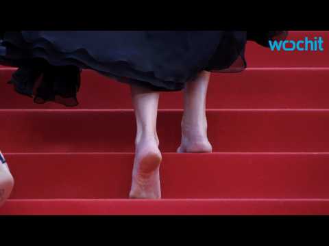 VIDEO : Julia Roberts Goes Barefoot To Cannes Festival