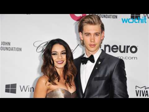 VIDEO : Vanessa Hudgens and Austin Butler Pay for Carving on Rock Wall