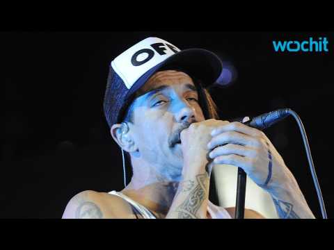 VIDEO : Red Hot Chili Peppers Cancel a Concert in California After Singer Anthony Kiedis Was Hospita