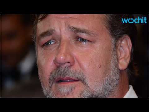 VIDEO : Russel Crowe Demonstrates Why Dad Jeans Should Be Banned