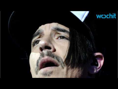 VIDEO : Anthony Kiedis Of Red Hot Chili Peppers Cancels Concert Due To Being Hospitalized