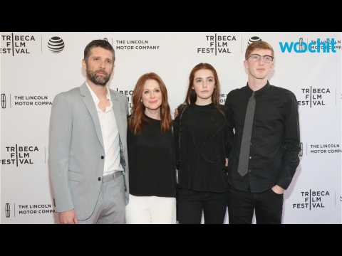 VIDEO : Julianne Moore's Kids Are Mirror Images Of The Star On The Red Carpet