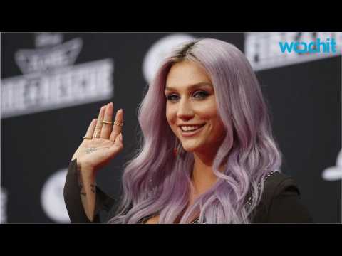 VIDEO : Kesha Makes Surprise Performance At Coachella