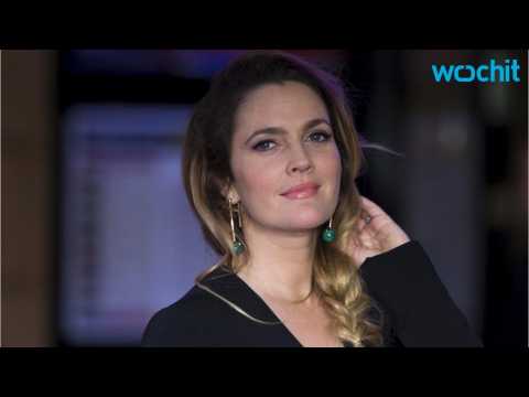 VIDEO : Drew Barrymore Loves Puppies